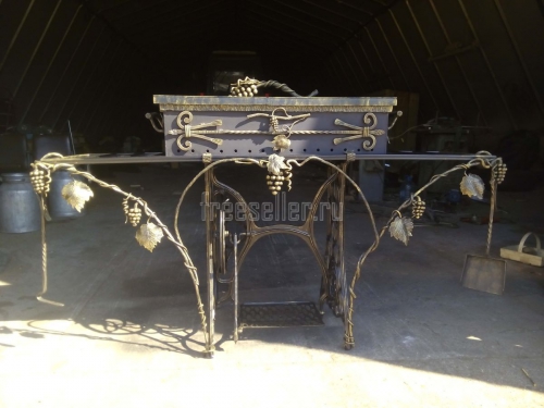 Кованный мангал из швейной машинки и шампура