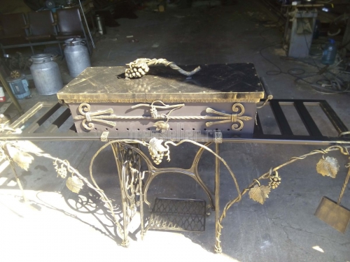 Кованный мангал из швейной машинки и шампура