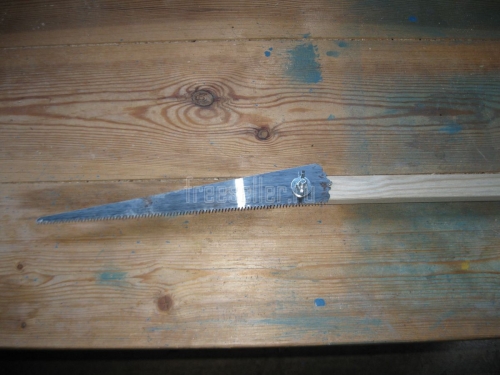 Процесс изготовления штанги с ножовкой для обрезки веток