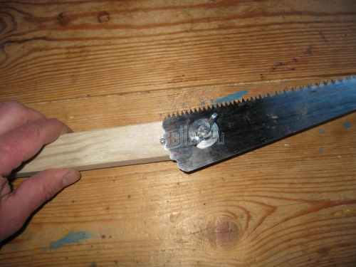 Процесс изготовления штанги с ножовкой для обрезки веток