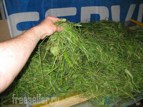 Простое приспособление для сушки сена под навесом