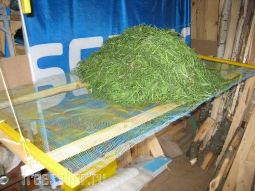 Простое приспособление для сушки сена под навесом