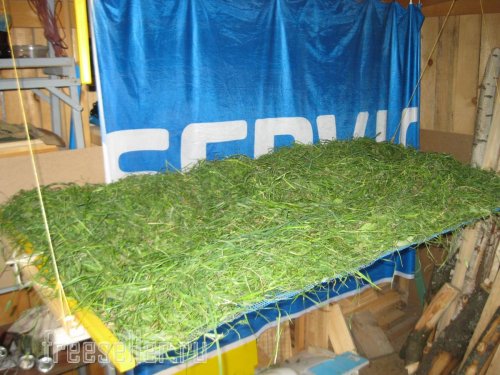 Простое приспособление для сушки сена под навесом