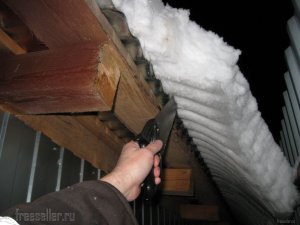 Как легко очистить свес крыши от сползающего снега