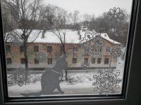 Снежинки из бумаги на окне