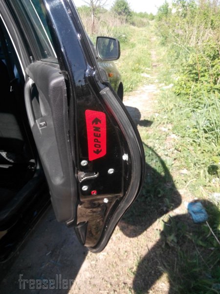 Светоотражающие наклейки дверей на автомобиле Лада Гранта
