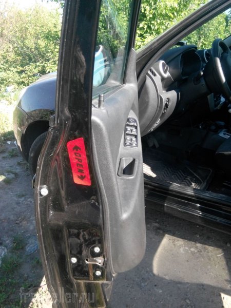 Светоотражающие наклейки дверей на автомобиле Лада Гранта