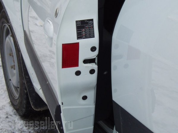 Катафот на двери автомобиля