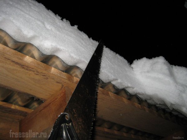 Как легко очистить свес крыши от сползающего снега