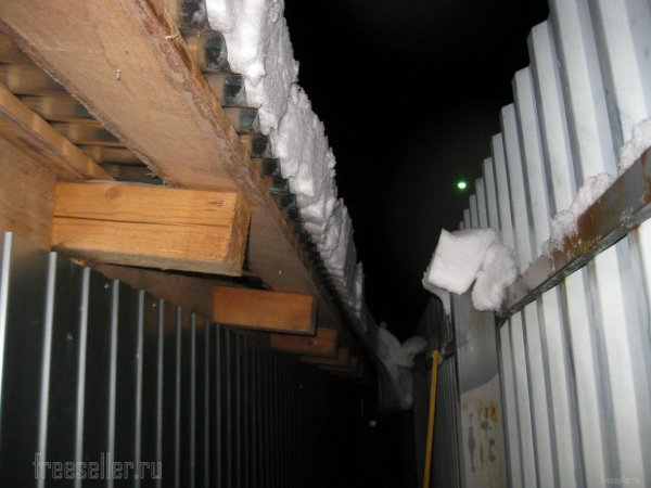 Как легко очистить свес крыши от сползающего снега