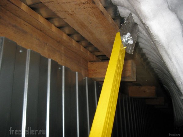 Как легко очистить свес крыши от сползающего снега