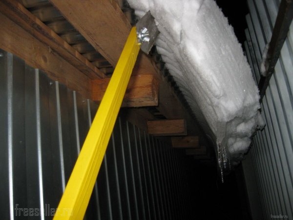 Как легко очистить свес крыши от сползающего снега