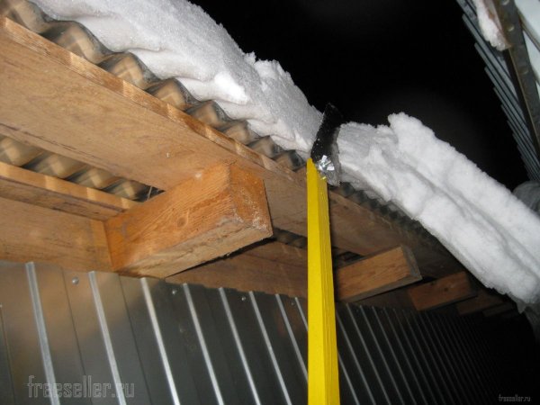 Как легко очистить свес крыши от сползающего снега