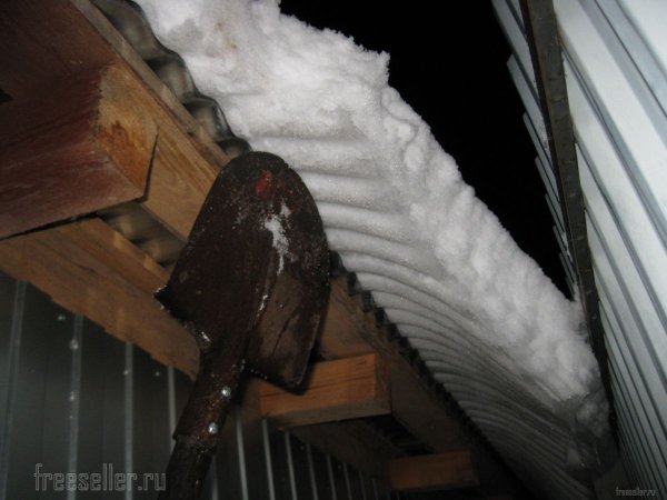 Как легко очистить свес крыши от сползающего снега