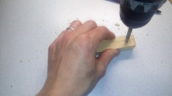 Делаем самодельное приспособление для разметки центра деталей