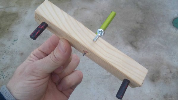 Самодельное приспособление для разметки центра деталей своими руками.