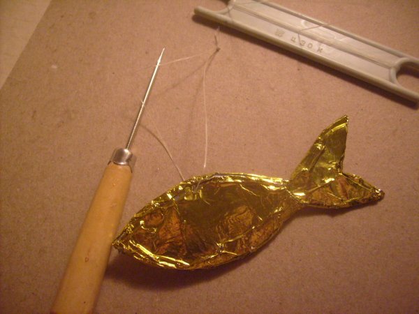 Делаем ёлочную игрушку Золотая рыбка своими руками