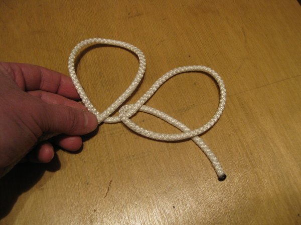 Как быстро навязать узелки на веревке для подвешивания гирлянд