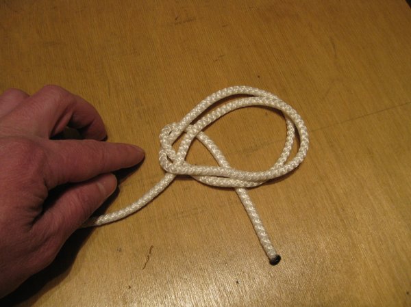 Как быстро навязать узелки на веревке для подвешивания гирлянд