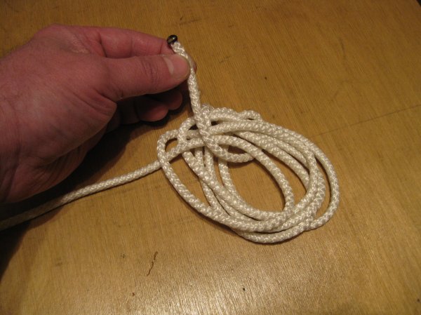 Как быстро навязать узелки на веревке для подвешивания гирлянд