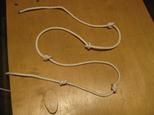 Как быстро навязать узелки на веревке для подвешивания гирлянд