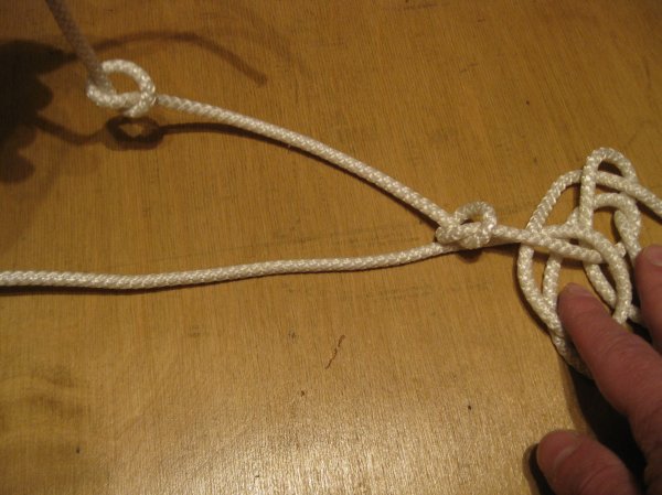 Как быстро навязать узелки на веревке для подвешивания гирлянд