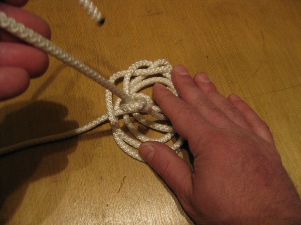 Как быстро навязать узелки на веревке для подвешивания гирлянд
