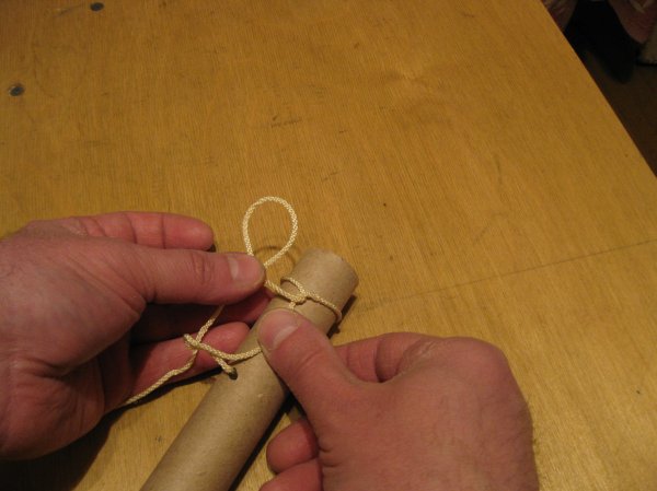 Как быстро навязать узелки на веревке для подвешивания гирлянд