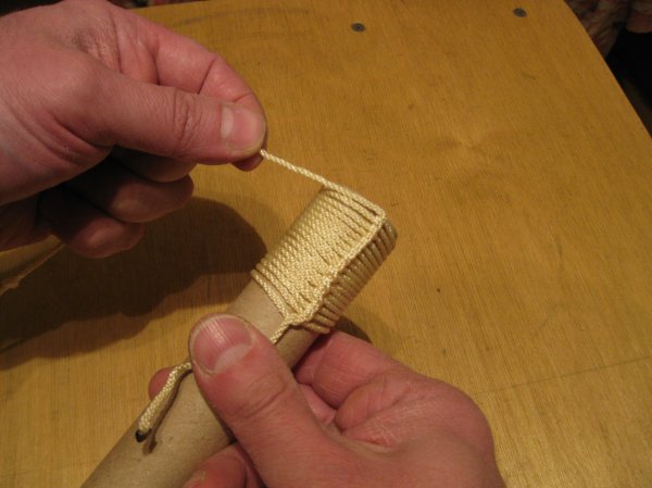 Как быстро навязать узелки на веревке для подвешивания гирлянд