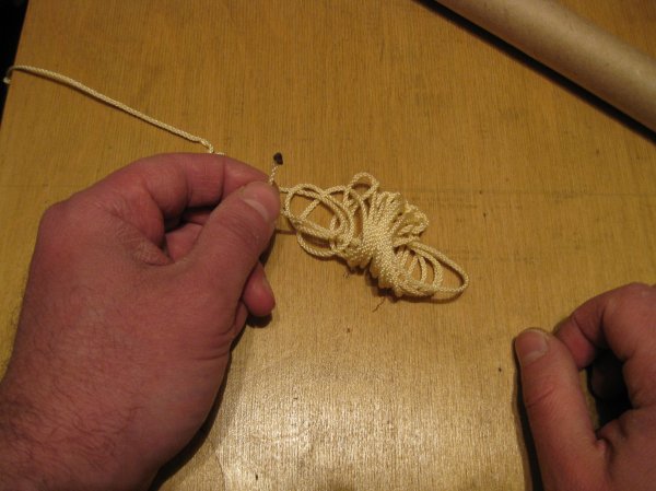 Как быстро навязать узелки на веревке для подвешивания гирлянд