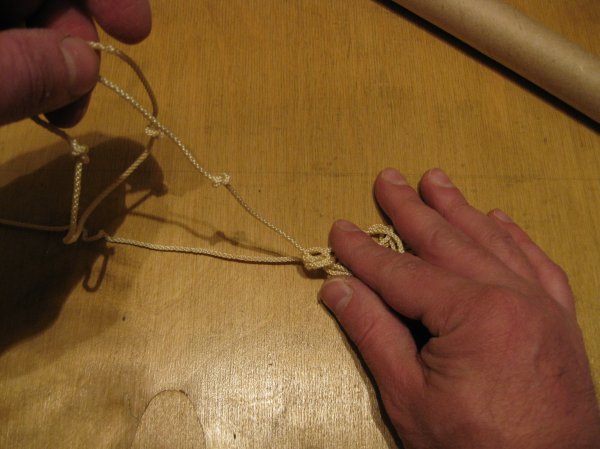 Как быстро навязать узелки на веревке для подвешивания гирлянд