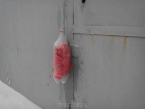 Защита гаражных замков от замерзания и намокания из пластиковой бутылки