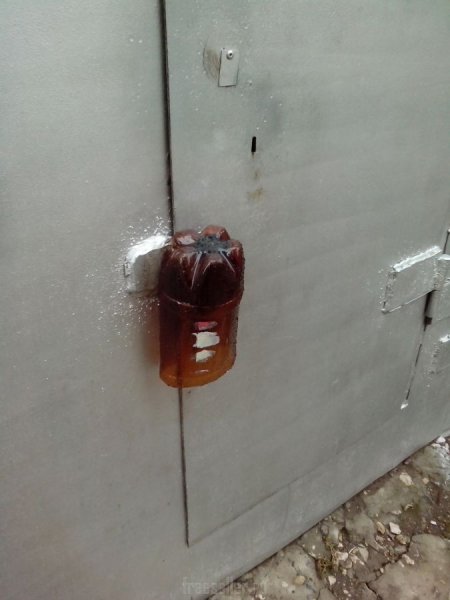 Защита гаражного висячего замка от намокания из пластиковой бутылки