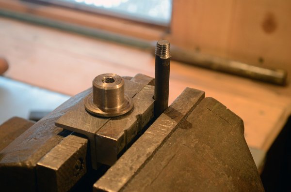 Самодельное приспособление для нарезания резьбы плашкой