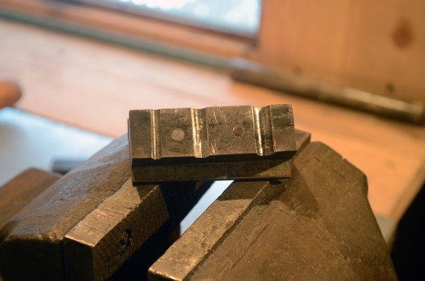 Самодельное приспособление для нарезания резьбы плашкой