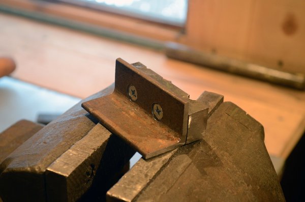 Самодельное приспособление для нарезания резьбы плашкой