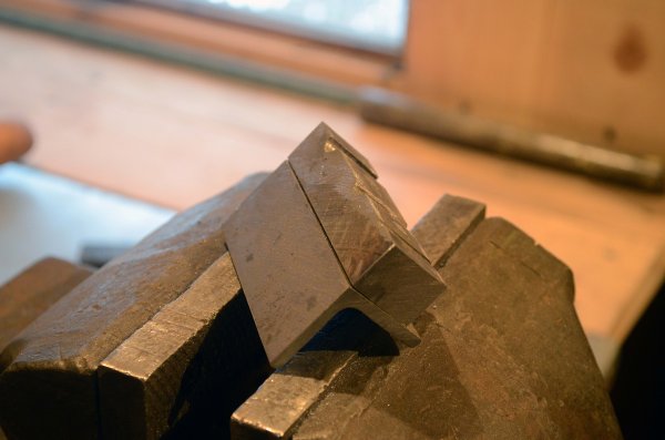 Самодельное приспособление для нарезания резьбы плашкой