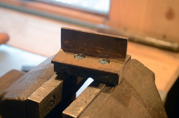 Самодельное приспособление для нарезания резьбы плашкой