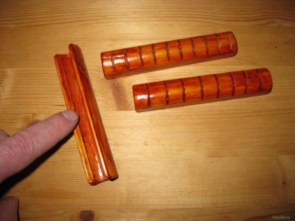 Самодельные деревянные накладки для ручек сумок и пакетов.