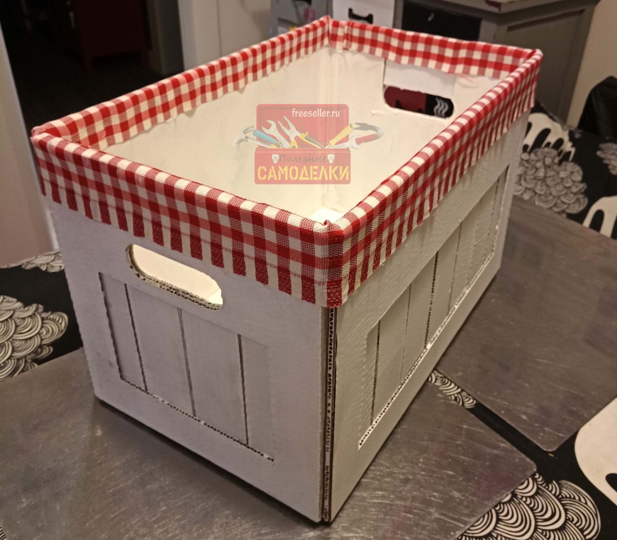 Сделать коробку для вещей. Декор коробок для хранения. Дизайнерские коробки для хранения. Ящик для хранения из картонной коробки. Коробки для хранения из картона.