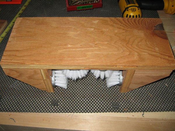 Процесс изготовления устройства для чистки обуви