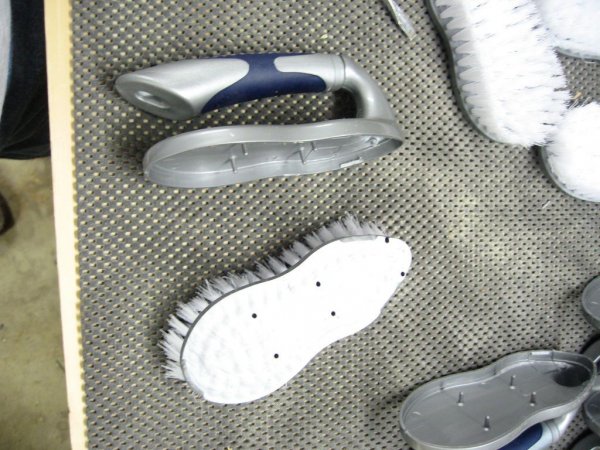 Процесс изготовления устройства для чистки обуви