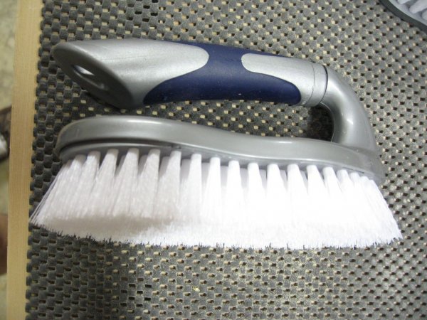 Материалы для изготовления устройства для чистки обуви