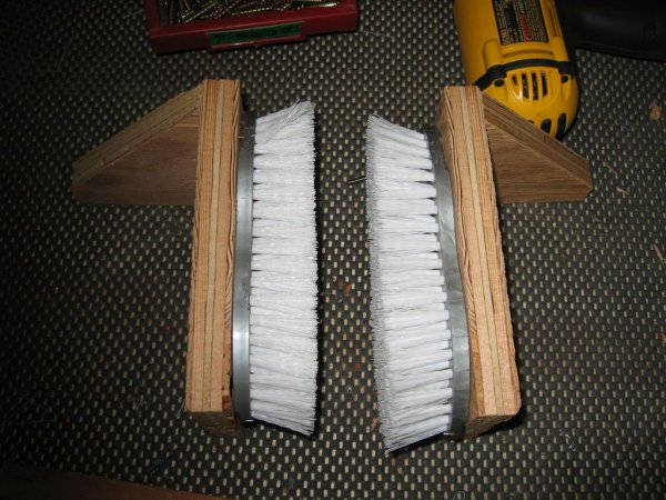 Процесс изготовления устройства для чистки обуви