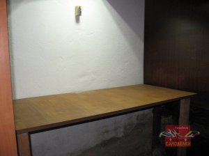 Компактный откидной стол для мастерской