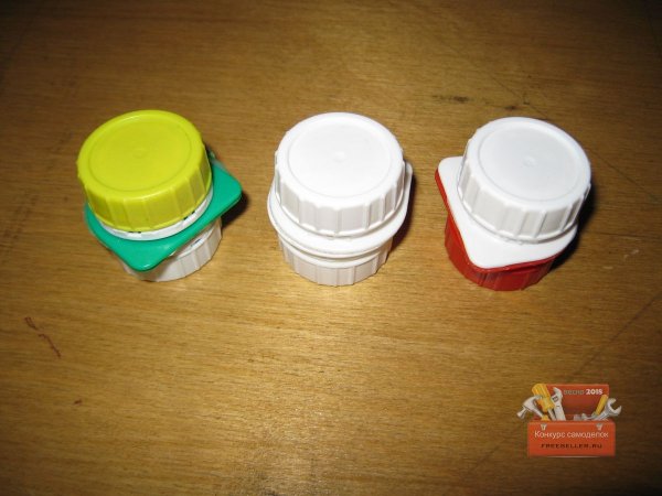 Мини контейнеры из пластиковых крышек от картонных коробок из под сока или молока