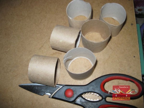 Выгонка лука на зеленое перо на подоконнике в картонных втулках от туалетной бумаги.