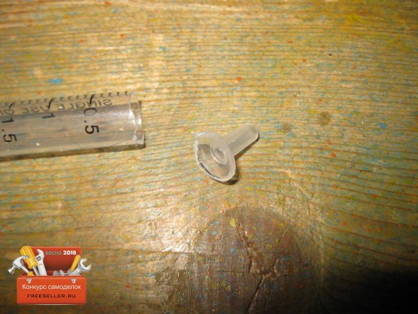 Изготовление кнопки включения светодиодного фонарика из шприца