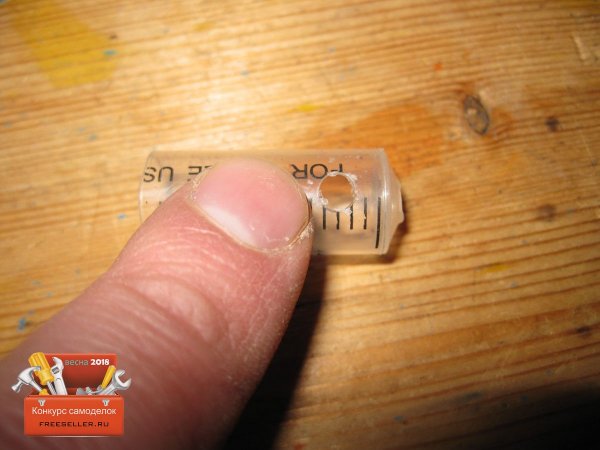 Изготовление кнопки включения светодиодного фонарика из шприца