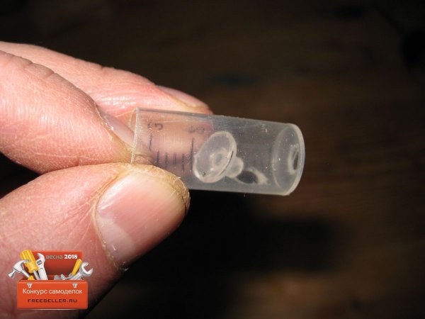 Изготовление кнопки включения светодиодного фонарика из шприца
